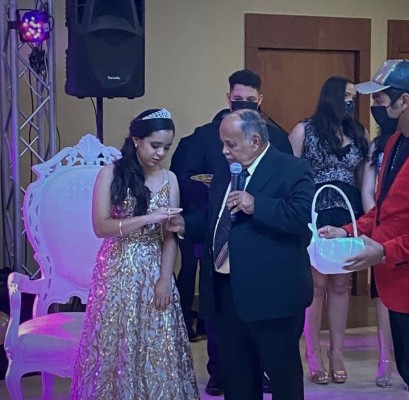  Don José Víctor López, abuelo de la quinceañera le entrega una pulsera en nombre de su abuela Sonia de López (QDDG) que dejo para cada una de sus nietas en sus xv años