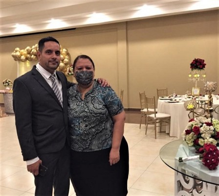 Juan Interiano padre de la quinceañera con Lidabel de Mena quien le ha decorado bodas, cumpleaños y celebración de xv años de sus hijas