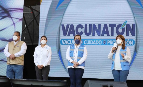 Miles de hondureños madrugan y convierten la Vacunatón en un gran éxito