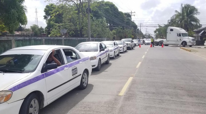 Salud vacuna contra la covid-19 a trabajadores del transporte en Puerto Cortés