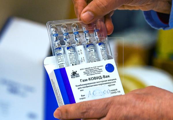 Salud anuncia que en no más de tres semanas viene segundo componente de vacuna Sputnik V