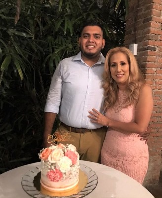 Se comprometieron en matrimonio los jóvenes Angel Acevedo y Karla Parada, quien viajo desde USA para este momento especial… Angeli Gardens La Pergola fue el lugar perfecto para que le acompañaran familiares y amistades. Lidabel de Mena y su firma Acontecimientos decoraron el recinto en los tonos aibory, dorado y rosado utilizando hortensias, rosas y lisiantus, Muchas felicidades a Angel y Karla que contraerán matrimonio el mes de abril del 2022.