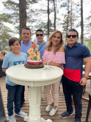 Múltiples agasajos para a Marielos Gutiérrez en su cumpleaños