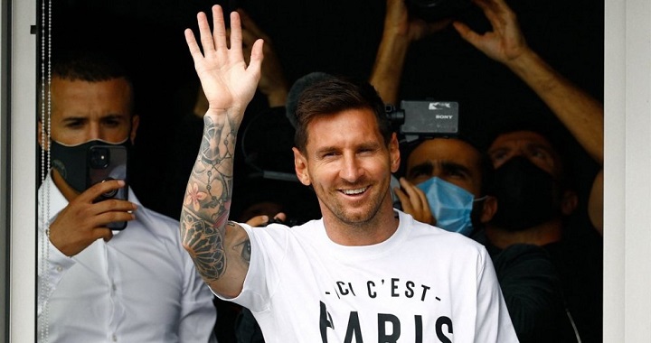 Messi aterrizó en París para firmar con el PSG por una escalofriante escalofriante cifra