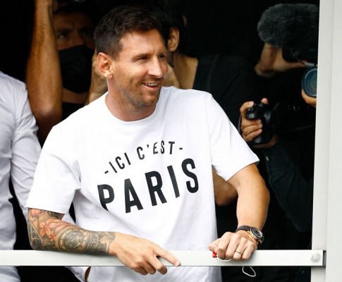 Messi aterrizó en París para firmar con el PSG por una escalofriante escalofriante cifra 