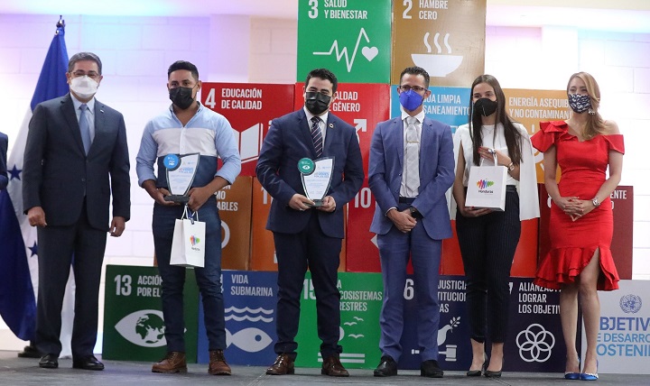 Ocho destacados jóvenes hondureños reciben Premios de la Juventud 2021