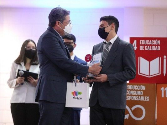 Ocho destacados jóvenes hondureños reciben Premios de la Juventud 2021
