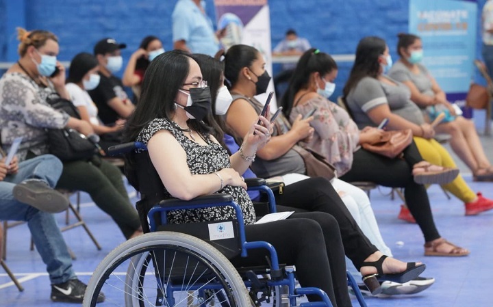 Presidente Hernández llama a mujeres embarazadas a vacunarse contra la covid-19