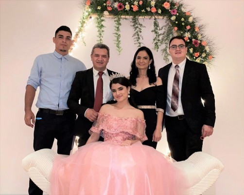 Espléndida celebración de quinceañera en honor a Ashley Romero 