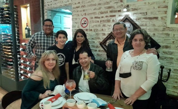 Celebrando el cumpleaños de Óscar Gerardo Bogran