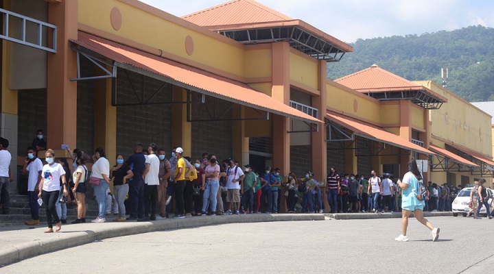 Niños mayores de 12 años abarrotan puesto de vacunación en central de buses de SPS