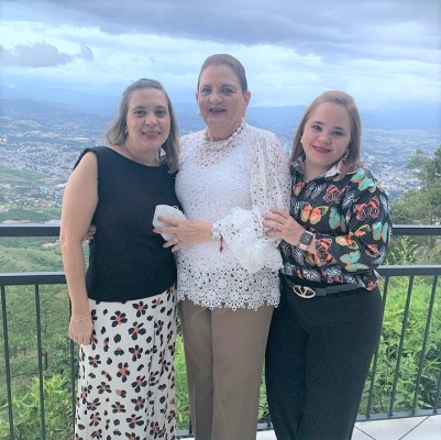 Kalene Pineda con sus hijas Claudia y Kalenita disfrutando de un evento social familiar