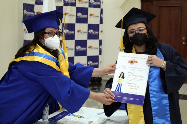 Solemne acto de graduación de nuevos profesionales de UCENM 