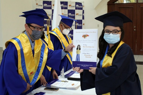 Solemne acto de graduación de nuevos profesionales de UCENM 