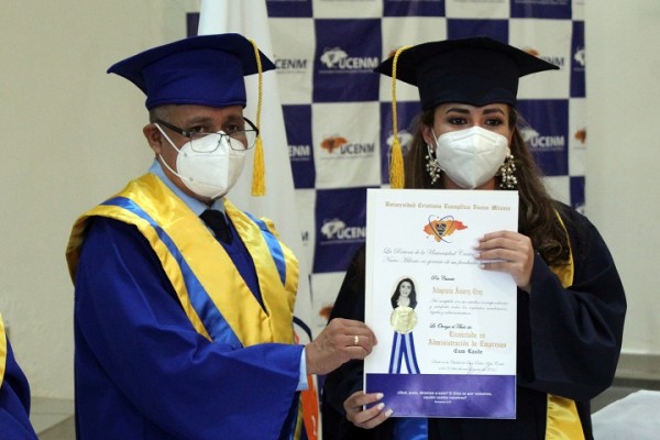 Solemne acto de graduación de nuevos profesionales de UCENM 