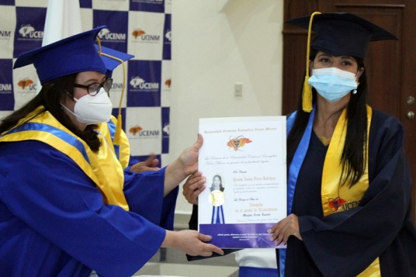 Solemne acto de graduación de nuevos profesionales de UCENM 