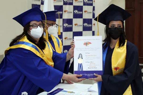 Solemne acto de graduación de nuevos profesionales de UCENM 