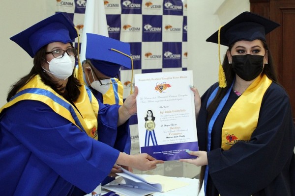 Solemne acto de graduación de nuevos profesionales de UCENM 