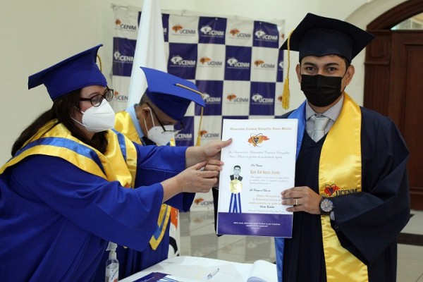 Solemne acto de graduación de nuevos profesionales de UCENM 