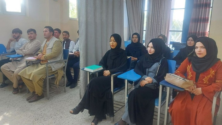 Las clases en Universidad de Afganistán han dejado de ser mixtas, hombres y mujeres son separados por una cortina