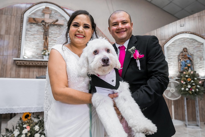 Su mascota “Bruno” el enviado espacial en la boda de Alba Molina y Danny Altamirano