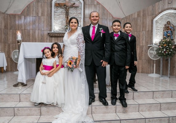 Su mascota “Bruno” el enviado espacial en la boda de Alba Molina y Danny Altamirano