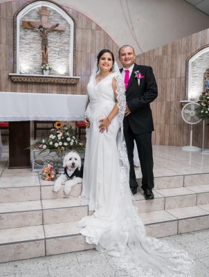 Su mascota “Bruno” el enviado espacial en la boda de Alba Molina y Danny Altamirano