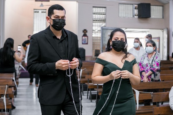 Su mascota “Bruno” el enviado espacial en la boda de Alba Molina y Danny Altamirano