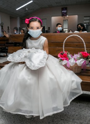 Su mascota “Bruno” el enviado espacial en la boda de Alba Molina y Danny Altamirano