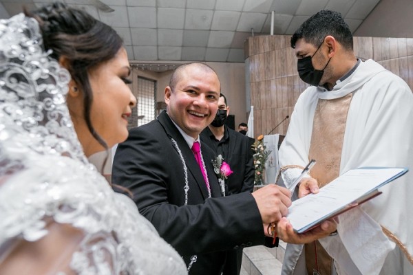 Su mascota “Bruno” el enviado espacial en la boda de Alba Molina y Danny Altamirano