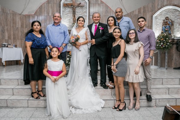 Su mascota “Bruno” el enviado espacial en la boda de Alba Molina y Danny Altamirano