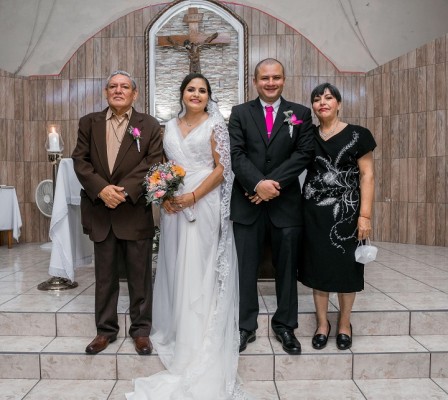 Su mascota “Bruno” el enviado espacial en la boda de Alba Molina y Danny Altamirano