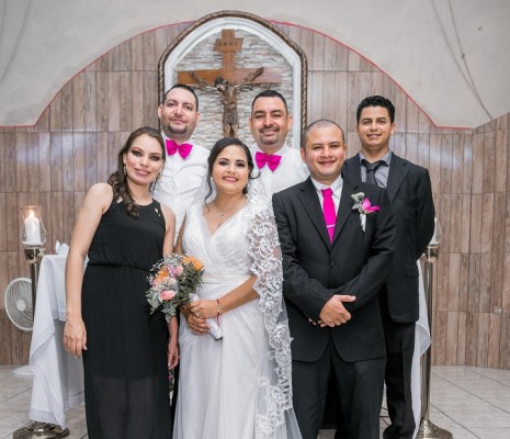 Su mascota “Bruno” el enviado espacial en la boda de Alba Molina y Danny Altamirano