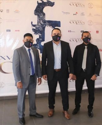 Hotel San Lucas y ambientalista Lloyd Davidson ganan Premios Copán Bicentenario