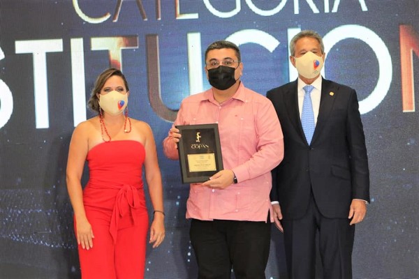 Hotel San Lucas y ambientalista Lloyd Davidson ganan Premios Copán Bicentenario