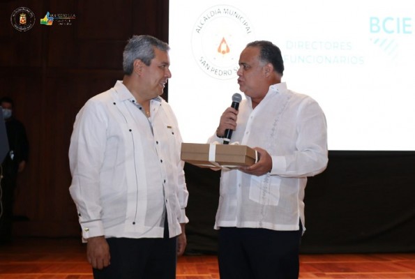 Coctel en honor a directores y funcionarios del BCEI