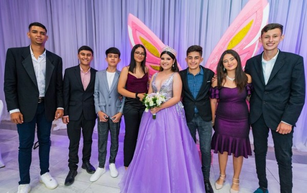 Dayanara Paz y su fiesta quinceañera entre mariposas 