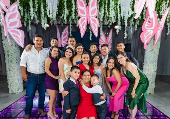 Dayanara Paz y su fiesta quinceañera entre mariposas 