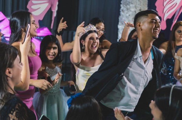 Dayanara Paz y su fiesta quinceañera entre mariposas 