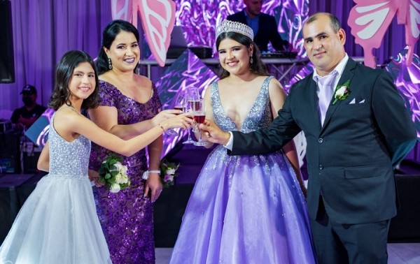 Dayanara Paz y su fiesta quinceañera entre mariposas 