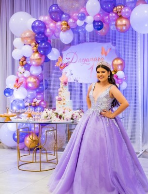 Dayanara Paz y su fiesta quinceañera entre mariposas 