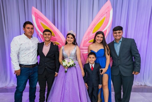 Dayanara Paz y su fiesta quinceañera entre mariposas 