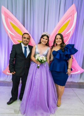 Dayanara Paz y su fiesta quinceañera entre mariposas 