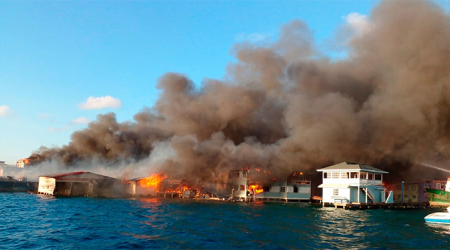 Gobierno brinda respuesta oportuna a habitantes de Guanaja ante incendio