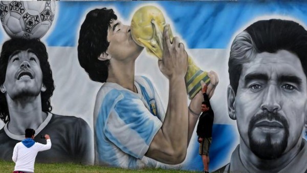 Ovaciones y lágrimas en homenaje del fútbol argentino al astro Diego Maradona