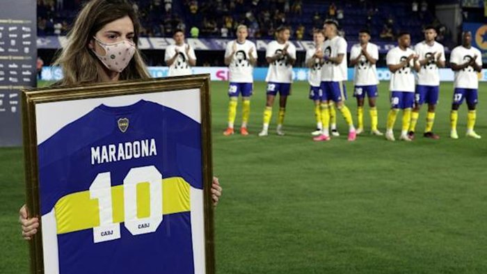 Ovaciones y lágrimas en homenaje del fútbol argentino al astro Diego Maradona
