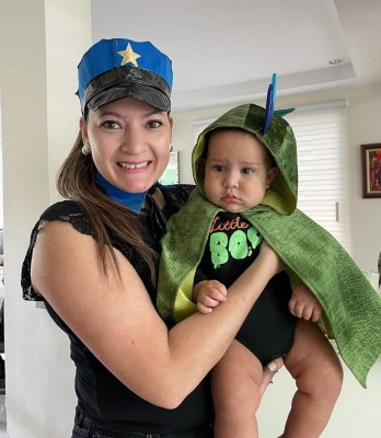 Alejandrina Molina y su nena, festejando Halloween