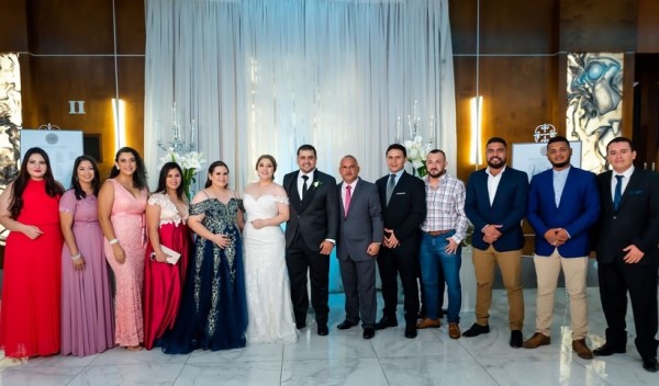 Eduardo Pinto y Victoria Henríquez casados en una boda inolvidable