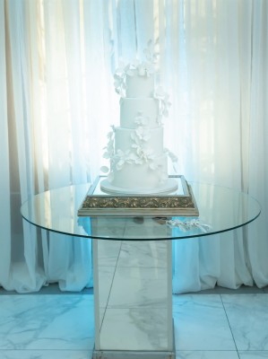 Los novios aportaron su toque más personal confiando la elaboración del pastel de bodas a Signature cakes, continuando su mágica noche con un fantástico banquete y una celebración completamente inolvidable.