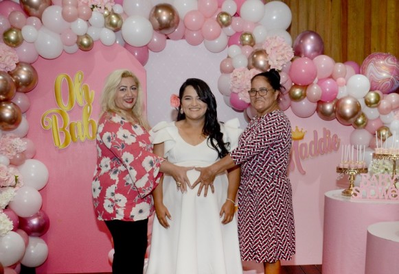 Detalles en rosa para el tierno baby shower de Tania Orellana